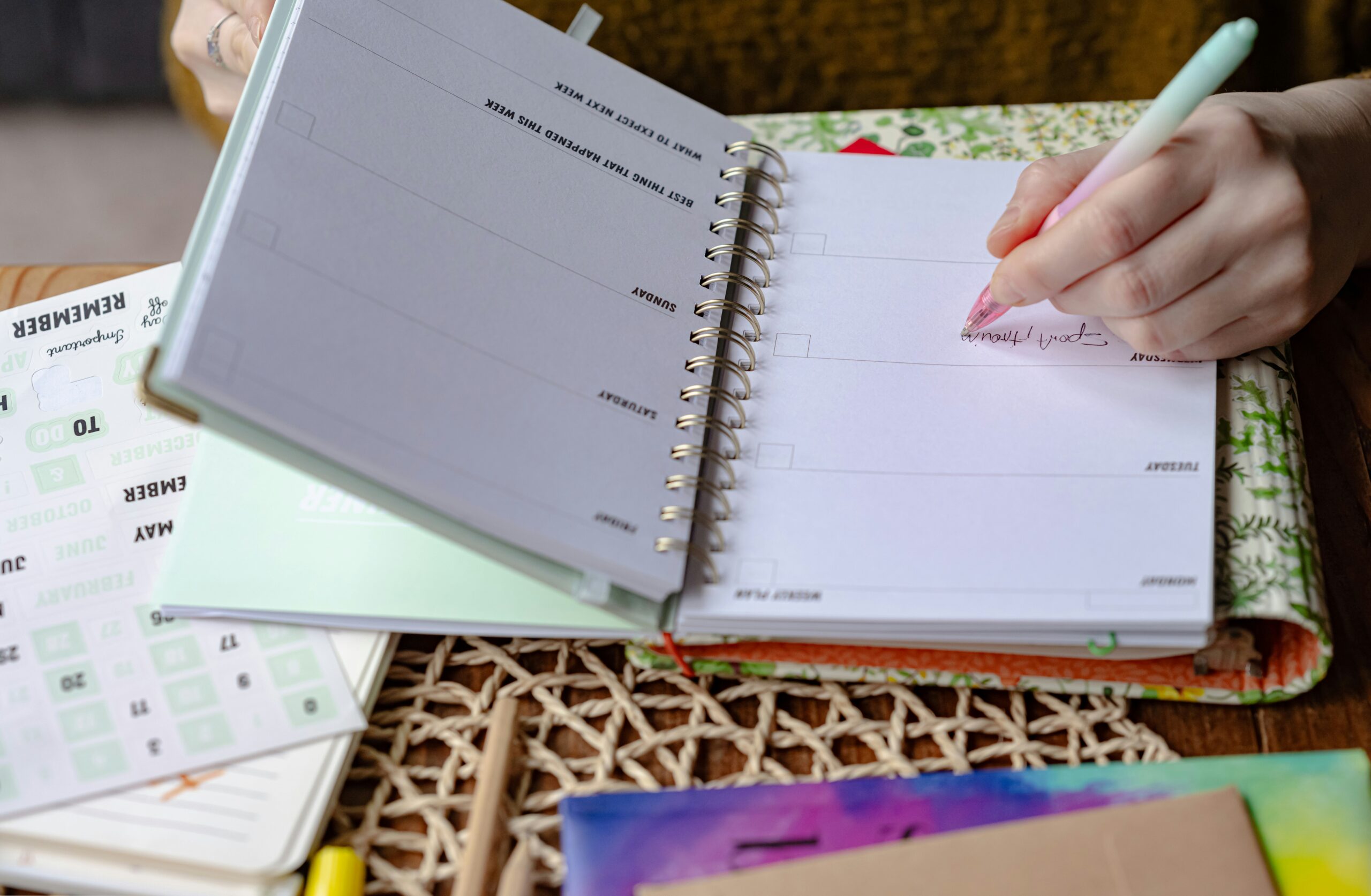 80 Simple Junk Journal Prompts for Your Next Brain Dump